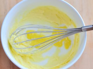 3、无花果焦糖派,打发均匀后，加入蛋液。