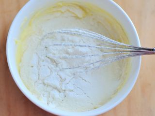 4、无花果焦糖派,搅拌均匀后，筛入低粉。