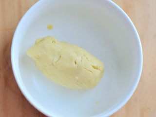 5、无花果焦糖派,揉成团后，放入冰箱冷藏一小时。