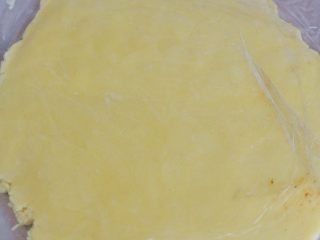 6、无花果焦糖派,把派皮擀开。