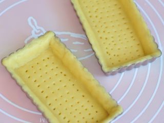 7、无花果焦糖派,盖到模具上，去掉多余的部分，稍做整形，使派皮与模具服帖。然后用叉子叉上眼洞。