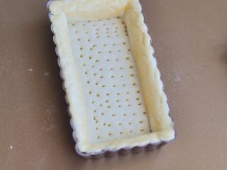 8、无花果焦糖派,烤箱预热后，把派皮放入，170度烤10分钟，取出在四周刷一层蛋液，继续放回去烤3分钟使之上色。