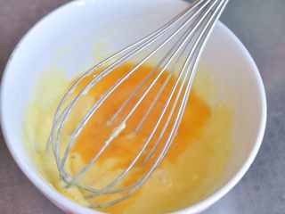 9、无花果焦糖派,奶油奶酪软化后，加入糖粉打发，分次加入蛋液搅拌均匀。