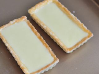 10、无花果焦糖派,把馅倒入派皮中，150度烤20分钟使之凝固。