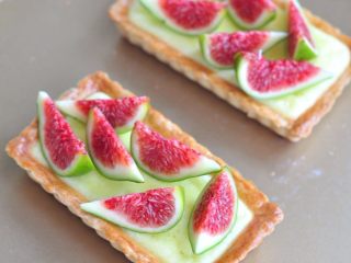 11、无花果焦糖派,出炉后，等派晾凉些，将无花果切开摆上。