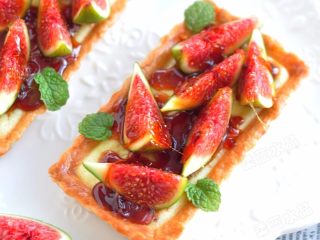 12、无花果焦糖派,靓丽甜美的无花果派。