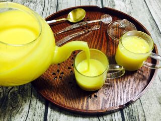 12、奶香鲜玉米汁（豆浆机版）,深秋或初冬是人们最需要温暖时刻……此时约三五好友一起去吃早茶!一壶玉米汁液从弯弯的壶嘴带着淡淡玉米香气流进每一位好友的杯子里!此时我们心里已装满了暖意…