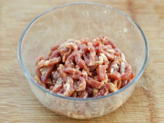 5、无肉不欢+蒜苔炒肉丝,抓拌均匀后腌制15分钟
