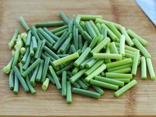 6、无肉不欢+蒜苔炒肉丝,蒜苔洗净切成长度约四厘米的小段备用