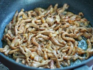 7、无肉不欢+蒜苔炒肉丝,锅中放适量油烧热后，将腌制好的肉丝划散，炒至变色断生盛出备用