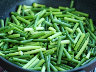 8、无肉不欢+蒜苔炒肉丝,就着锅中底油放入蒜苔翻炒均匀