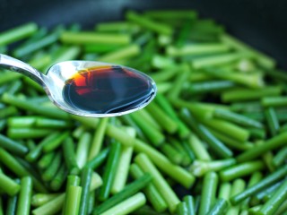 9、无肉不欢+蒜苔炒肉丝,调入两汤匙生抽翻炒均匀