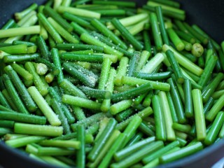 11、无肉不欢+蒜苔炒肉丝,再放入鸡精翻炒两、三分钟