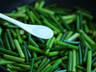 10、无肉不欢+蒜苔炒肉丝,接着放入少许盐