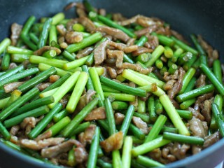 13、无肉不欢+蒜苔炒肉丝,大火快速翻炒一、两分钟即可