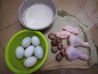 1、广式糯米鸡,假装全家福，腊肠君说天气太热了，想待在冷冻柜｡◕‿◕｡