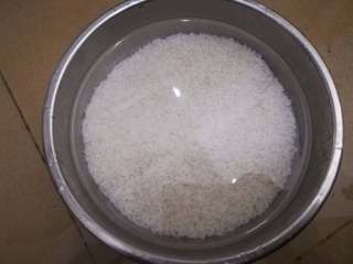 2、广式糯米鸡,糯米淘洗几次后浸泡过夜