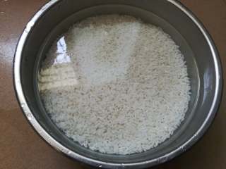 3、广式糯米鸡,浸泡过夜后的糯米，可以明显看到体积变大了不少