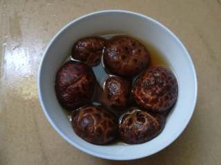 4、广式糯米鸡,烧点开水泡发香菇