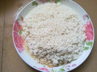 5、广式糯米鸡,糯米过滤掉水，加入香菇水和盐搅拌均匀