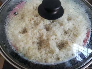 7、广式糯米鸡,水开后放入大火蒸30分钟，之后就可以开始处理其他东西了