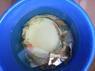 9、广式糯米鸡,荷叶因为特性问题会浮起来，所以可以拿个碟子压住