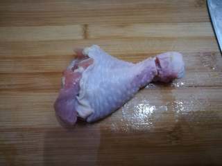 11、广式糯米鸡,在鸡腿跟划一圈，切断筋