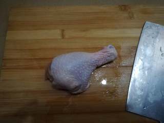 10、广式糯米鸡,接着鸡腿去骨，方法很简单，只需要三刀