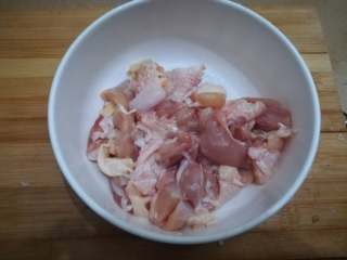 20、广式糯米鸡,过水洗净