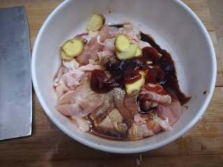 21、广式糯米鸡,放入生抽、老抽、耗油、姜片、料酒、胡椒粉、盐