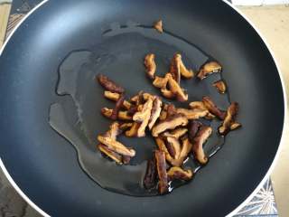 28、广式糯米鸡,冷过热油倒入香菇