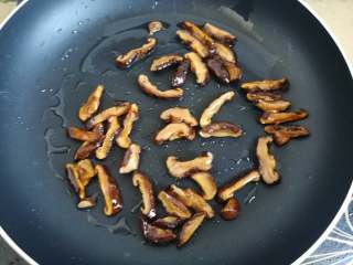 29、广式糯米鸡,稍微煸香即可盛出，千万不要煸干