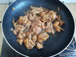 31、广式糯米鸡,煸炒至外边的肉断生即可，之后还要再整，现在炒熟的话会影响口感的