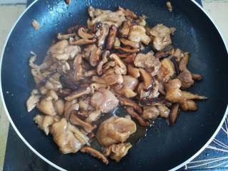 32、广式糯米鸡,加入刚才煸香的香菇