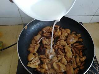 35、广式糯米鸡,加入鸡肉进行勾一层薄芡