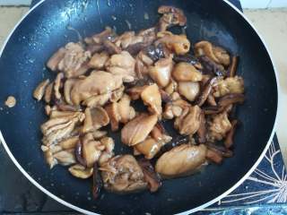 36、广式糯米鸡,勾芡后鸡肉可以避免在整的时候释出大量水分，搞得整个糯米鸡湿哒哒的