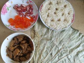 37、广式糯米鸡,材料准备齐全后就可以开工了