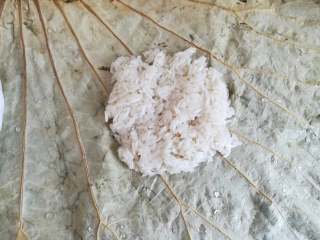 38、广式糯米鸡,用荷叶的背面朝上，铺上一层糯米饭