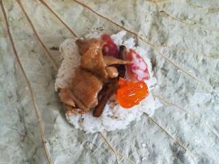 39、广式糯米鸡,放入腊肠、鸡肉、鲜菇、咸鸭蛋