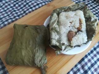 43、广式糯米鸡,蒸熟后打开锅盖先闻到清新的荷叶香味，拆开后就是糯米香以及各种馅料的香味扑鼻而来了