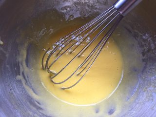 1、香草魔法蛋糕,分离蛋清蛋黄后，在蛋黄中加入10克牛奶和糖粉，一直搅拌至颜色变浅