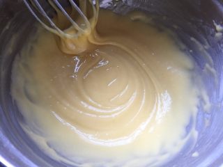 3、香草魔法蛋糕,筛入低筋面粉，搅拌均匀