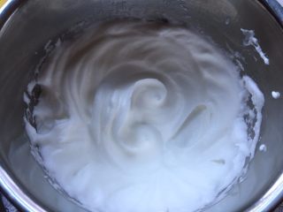 5、香草魔法蛋糕,将蛋白打至硬性发泡