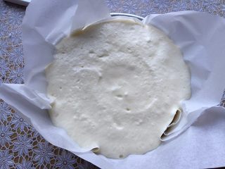 7、香草魔法蛋糕,6寸模具中铺上油纸，油纸要比模具高，然后将蛋糕糊倒入模具中