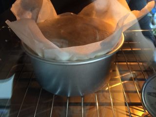 8、香草魔法蛋糕,放入预热好的烤箱中下层，上下火150度，55分钟左右