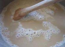 1、凉拌韩式橡子冻,橡子淀粉和水搅匀，加少许盐