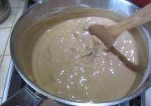 2、凉拌韩式橡子冻,小火煮，一边煮一边用勺子画圈搅拌