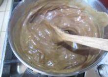 3、凉拌韩式橡子冻,面糊变粘稠后火改更小，搅拌到面糊起大泡，关火