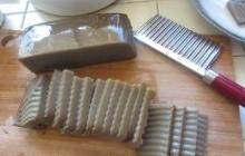 5、凉拌韩式橡子冻,橡子冻切片，黄瓜切丝，加入自己喜欢口味的酱料拌匀就可以上桌了