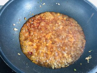 9、麻婆豆腐,加入水烧开，放生抽